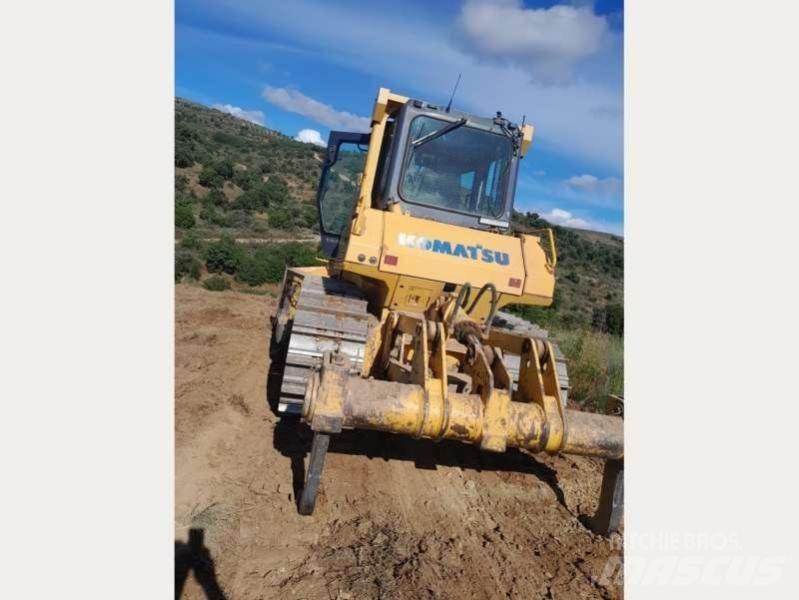 Komatsu D65EX-15 Crawler dozers