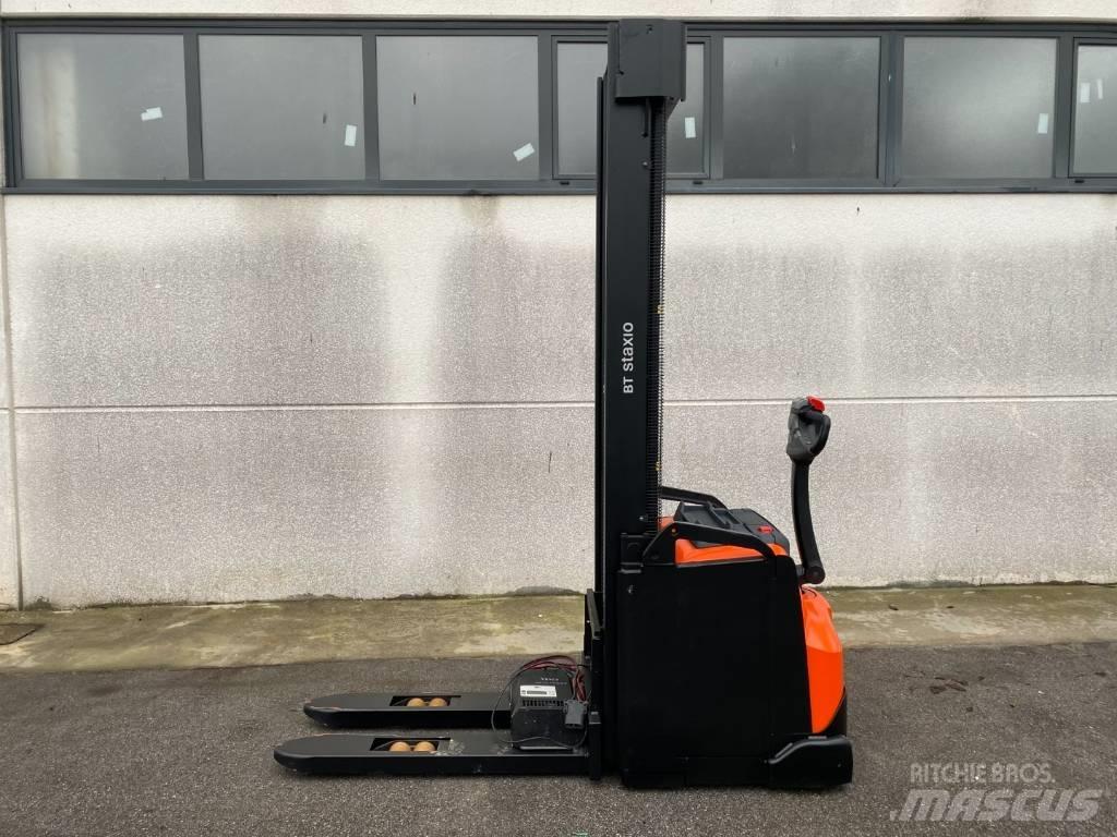 Toyota SWE160 Pedestrian stacker