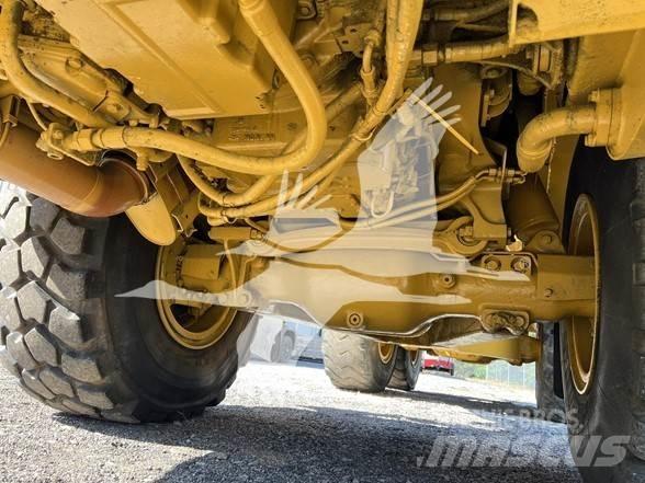 CAT 725 Water bowser