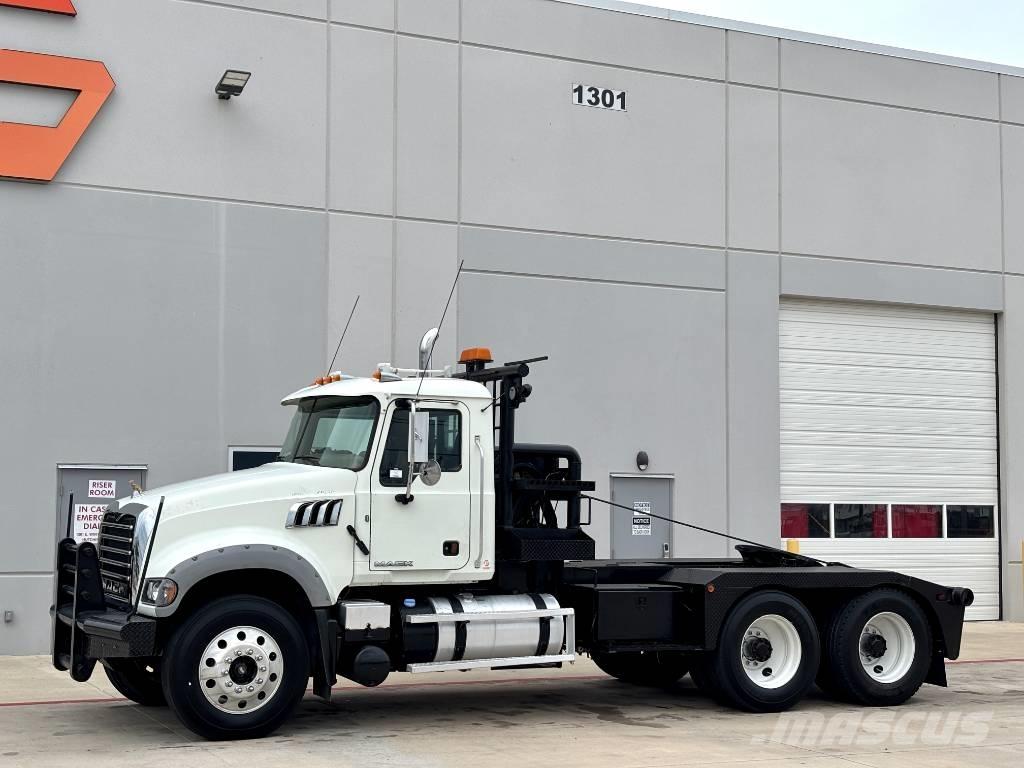 Mack GU713 Recovery vehicles