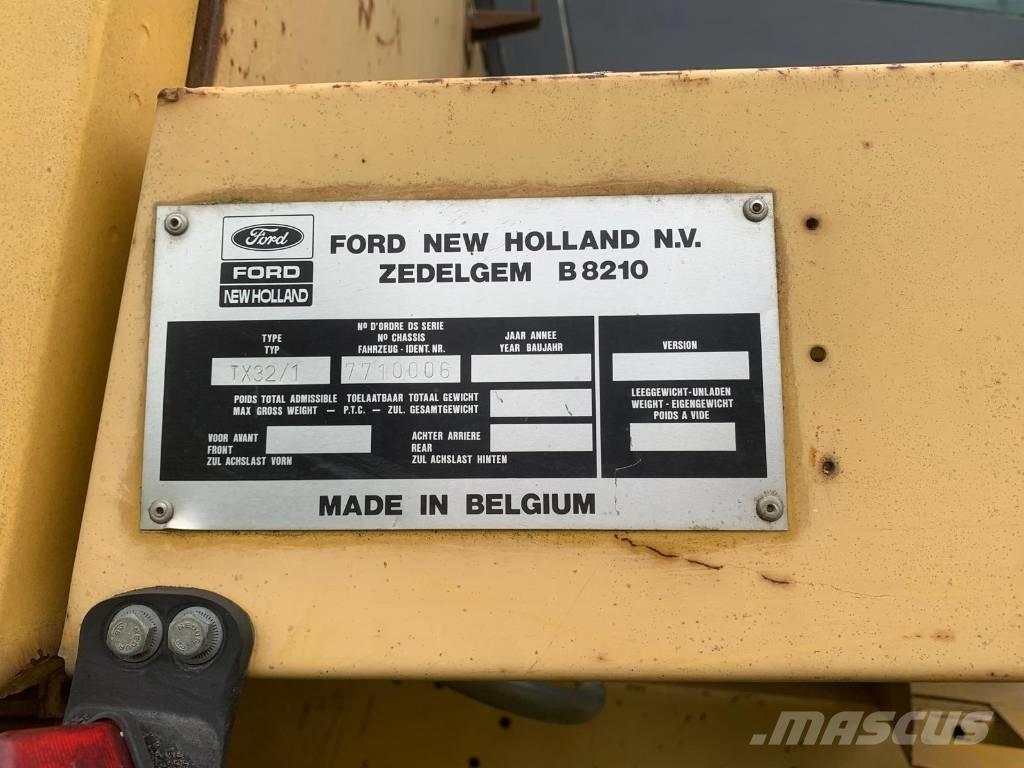 New Holland TX 32 Combine harvesters