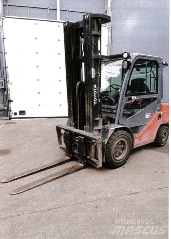 Toyota 8 FD JF 35 Diesel trucks
