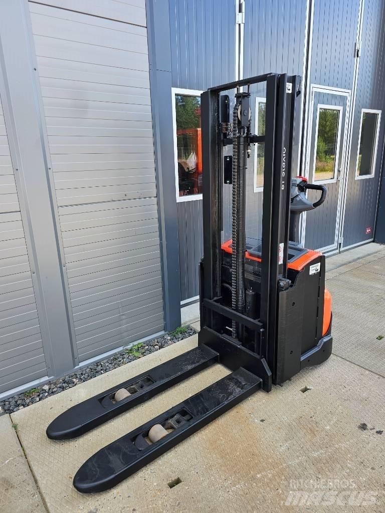 BT SWE 120 L Pedestrian stacker