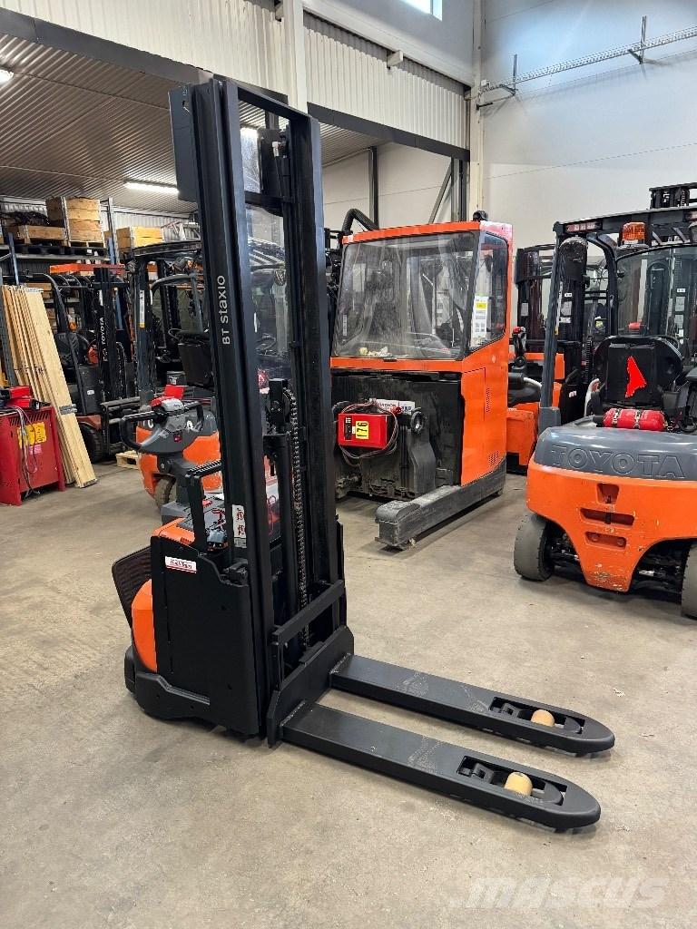 Toyota SWE120L Pedestrian stacker