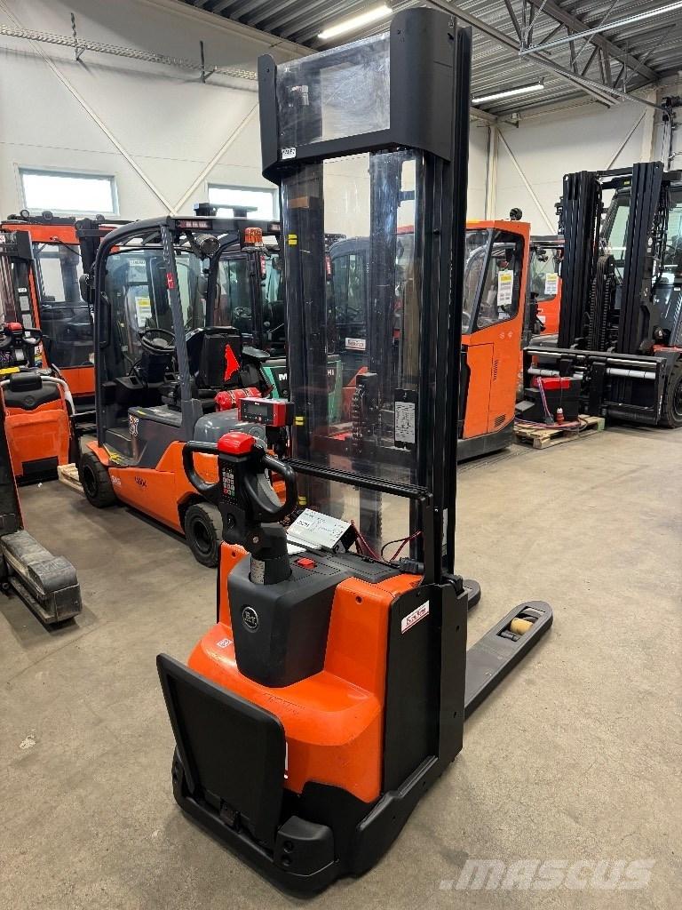 Toyota SWE120L Pedestrian stacker