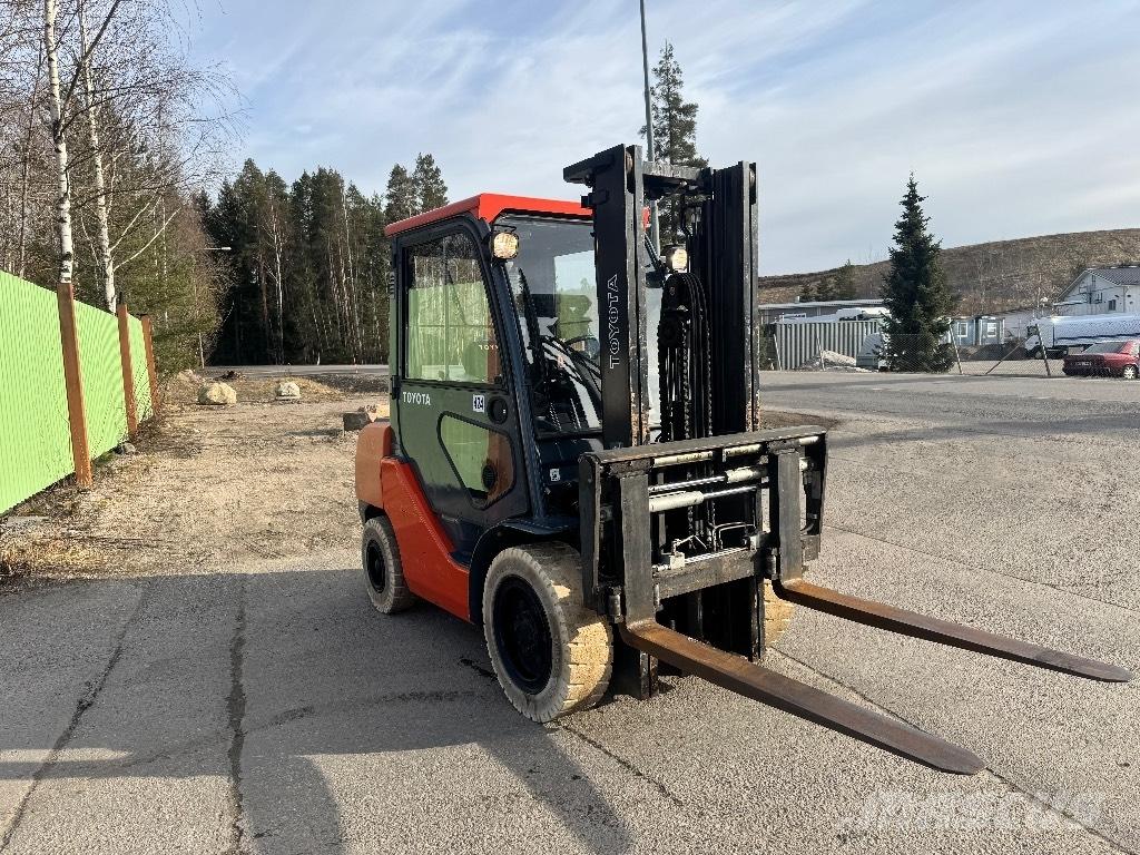 Toyota 02-8 FDF 30 Diesel trucks