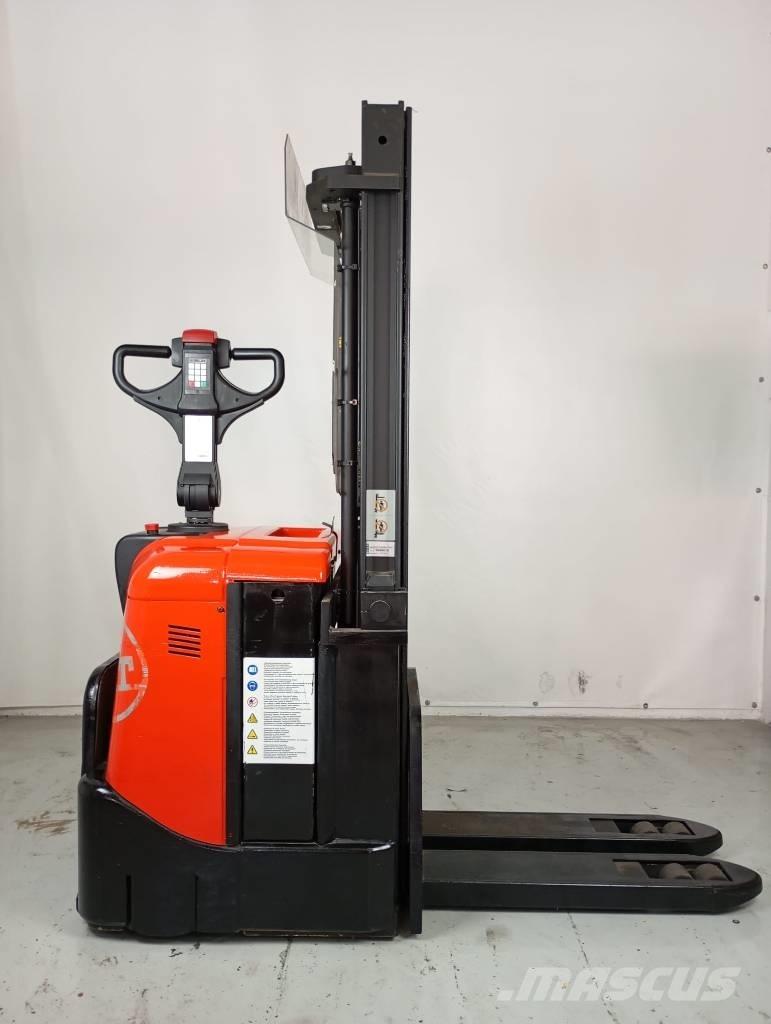 BT SPE 125 Self propelled stackers