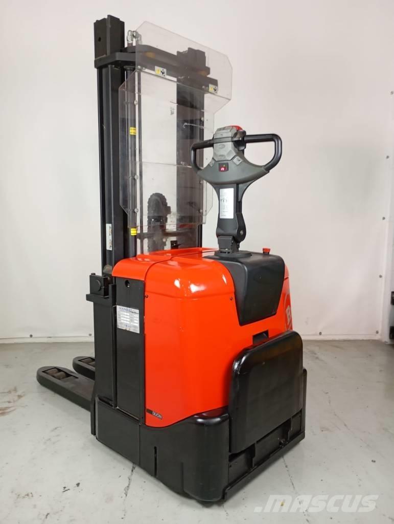 BT SPE 125 Self propelled stackers