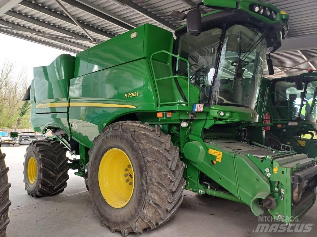 John Deere S790i Combine harvesters