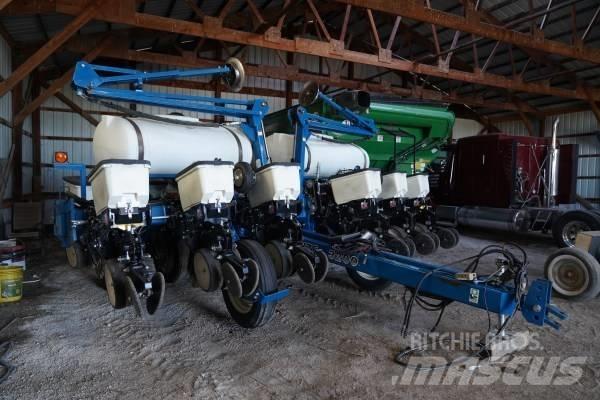 Kinze 3200 12R30 Planters