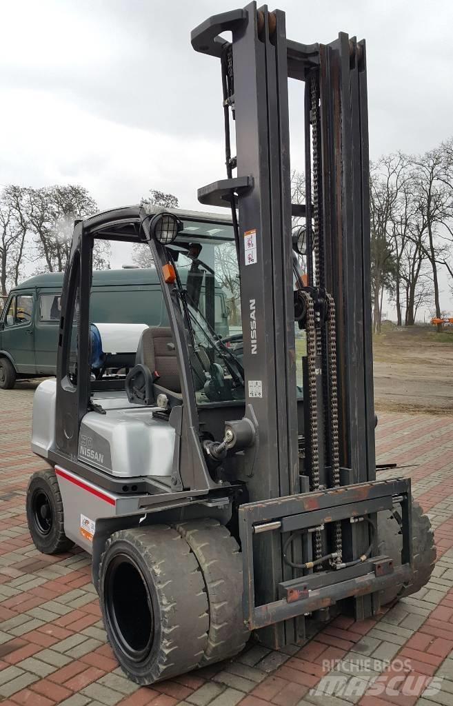 Nissan UG1D2A30LQ LPG trucks