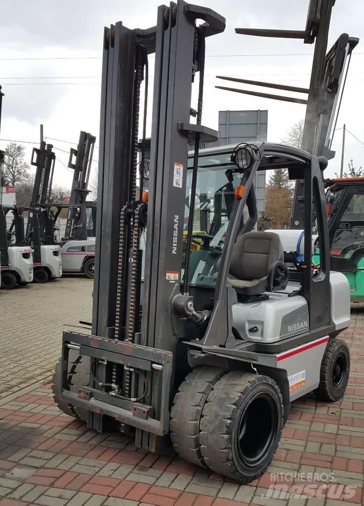 Nissan UG1D2A30LQ LPG trucks