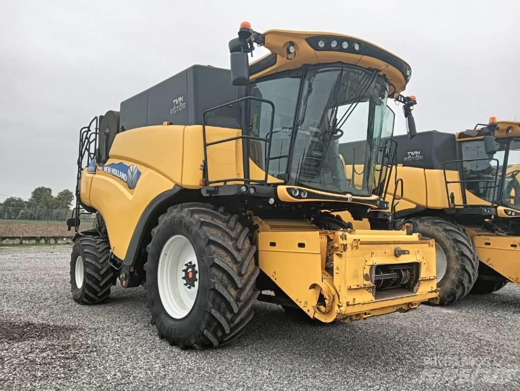 New Holland CR 7.90 Combine harvesters