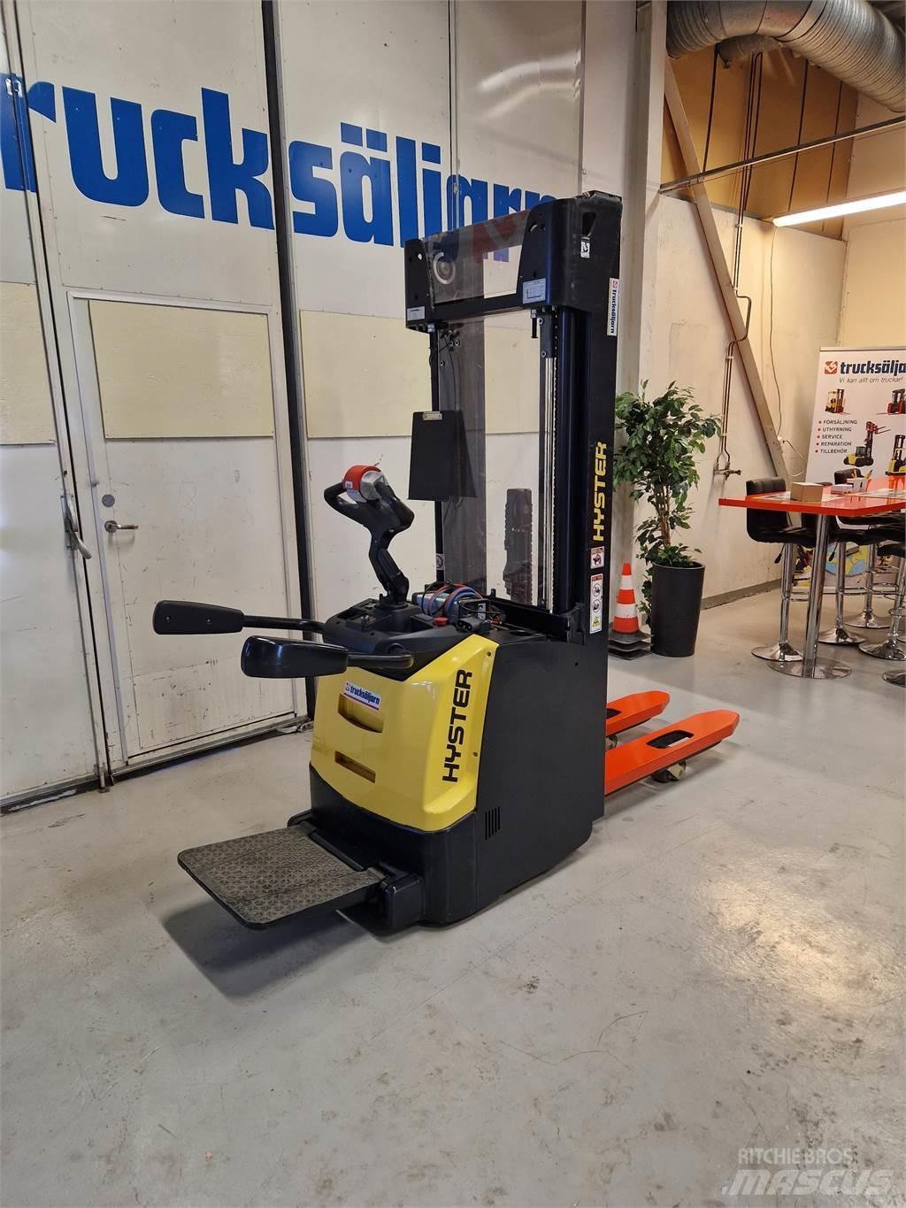 Hyster S1.4S IL Pedestrian stacker
