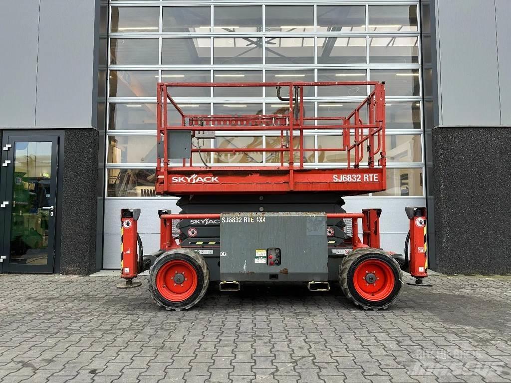 SkyJack SJ6832 RTE Scissor lifts