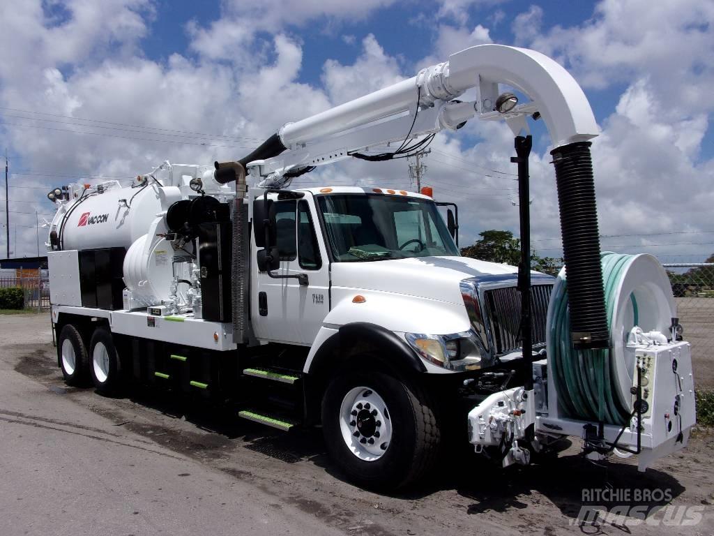 International 7400 Commercial vehicle