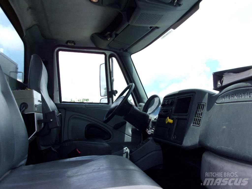 International 7400 Commercial vehicle