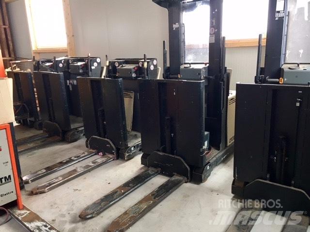 Crown LP 3020 Medium lift order picker
