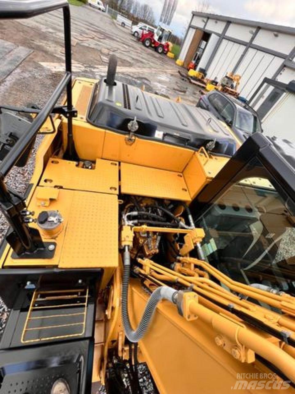 CAT 318EL + HS21 Crawler excavators