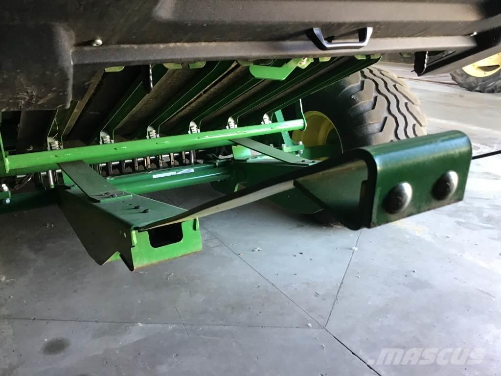 John Deere V461M Round balers