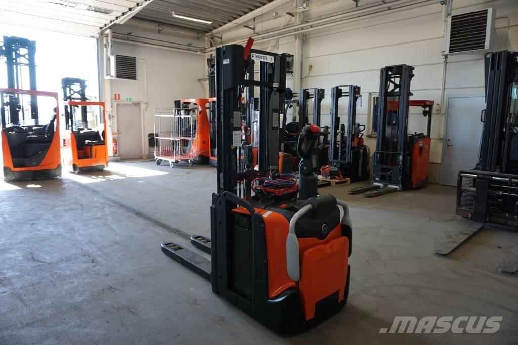 Toyota SPE120L Pedestrian stacker