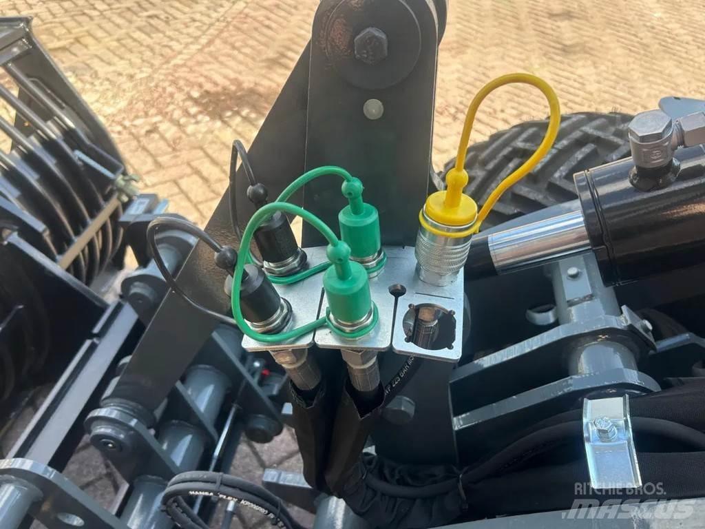 GiANT G2700 Mini loaders