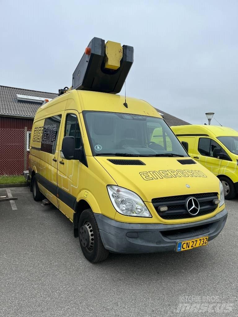 VERSALIFT VT-145-F Truck mounted platforms
