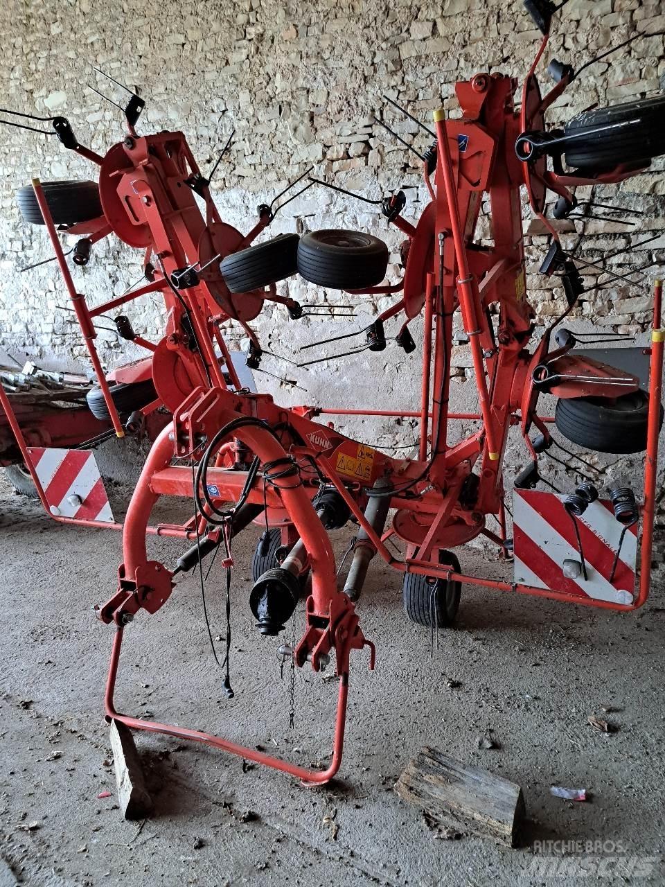Kuhn GF7902 Rakes and tedders