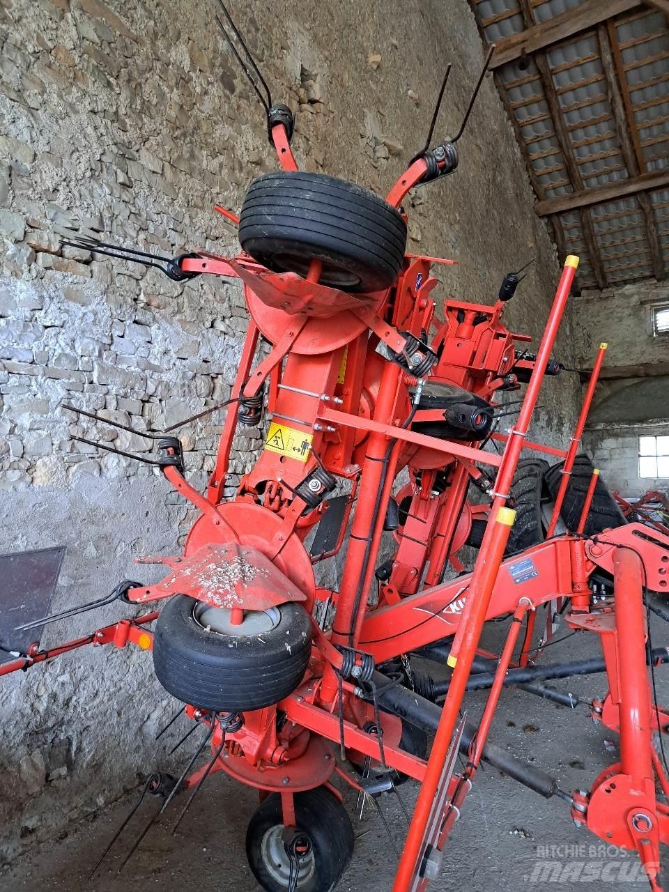 Kuhn GF7902 Rakes and tedders