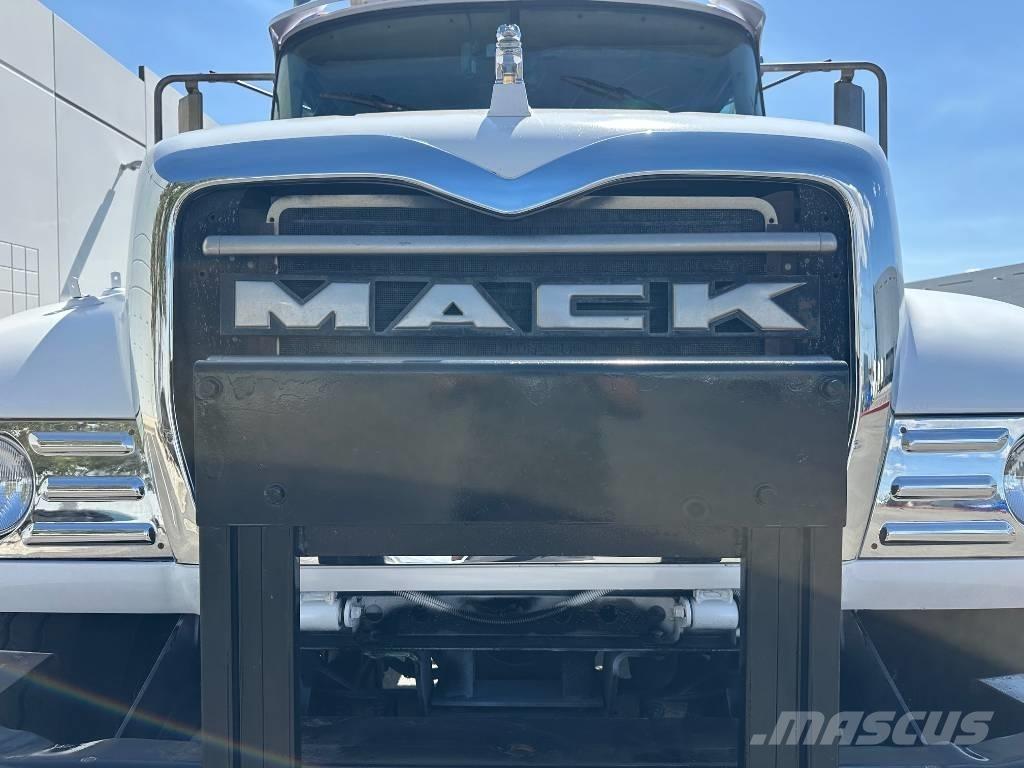 Mack CV 713 Demountable trucks