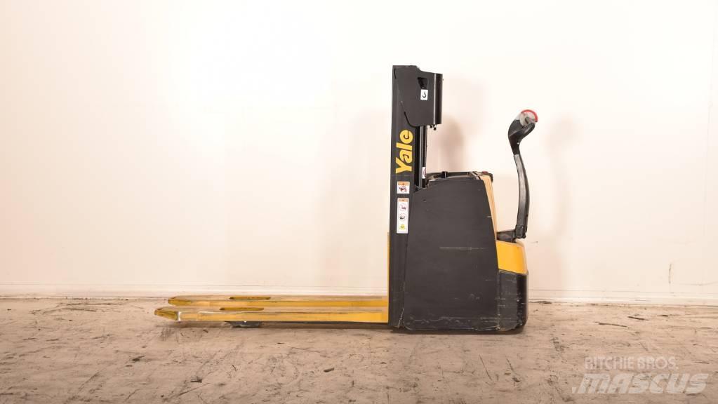 Yale MS 14 AC Pedestrian stacker