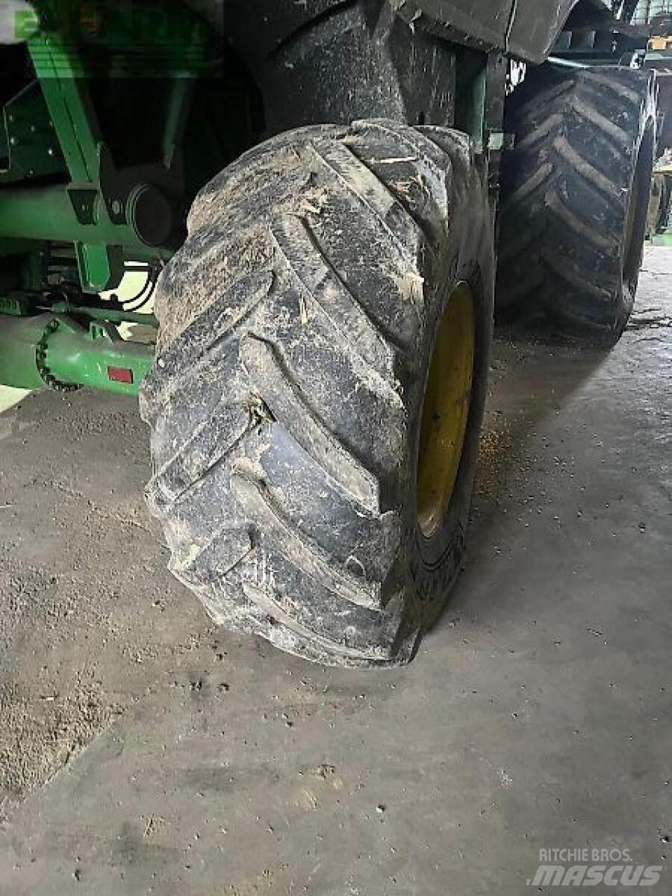 John Deere t670 Combine harvesters