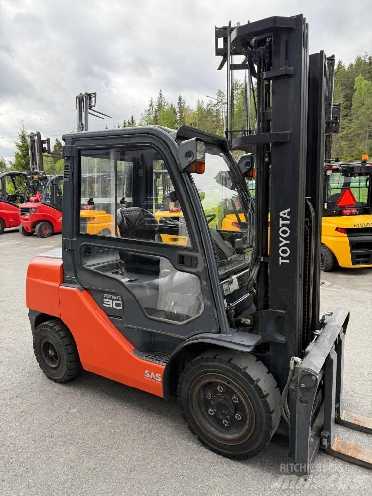 Toyota 02-8 FDF 30 Diesel trucks