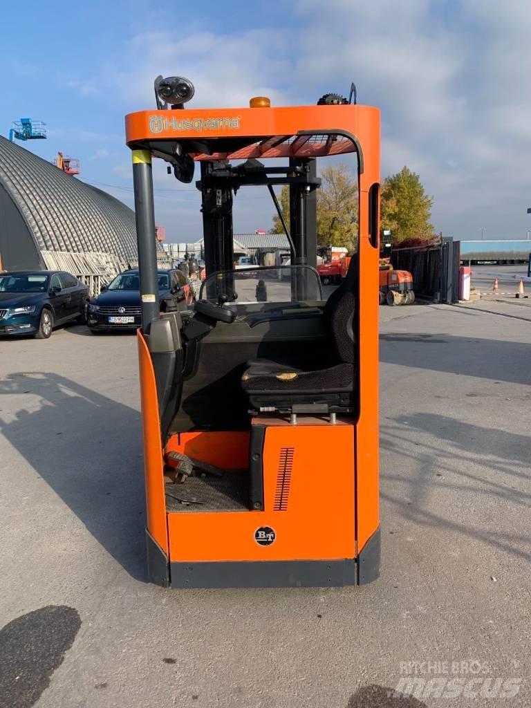 BT SRE 135 L Self propelled stackers