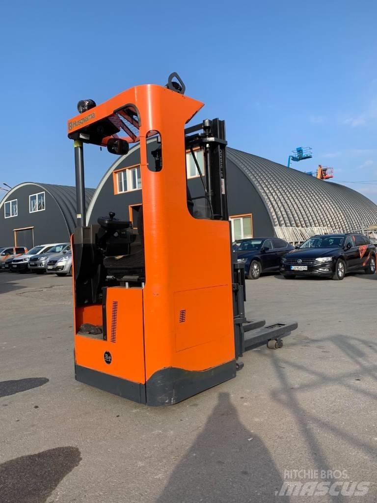 BT SRE 135 L Self propelled stackers