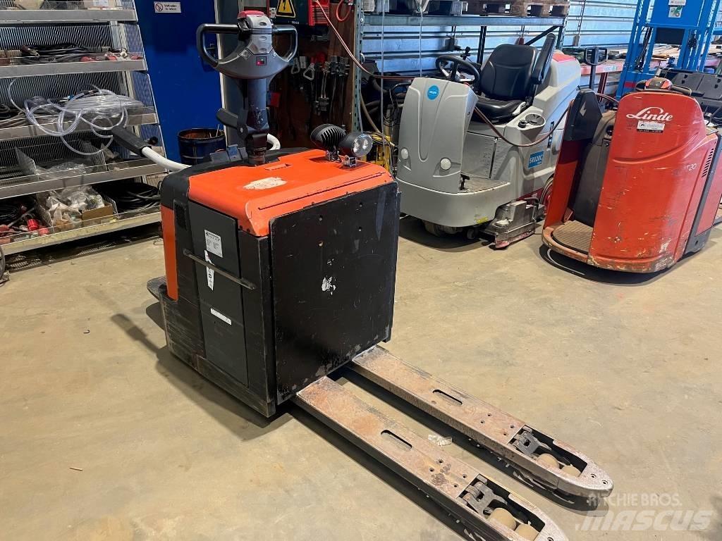 BT LPE 240 / M Pedestrian stacker