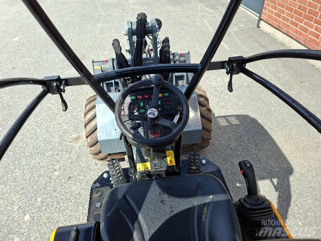 GiANT G 2300 HD Multi-purpose loaders