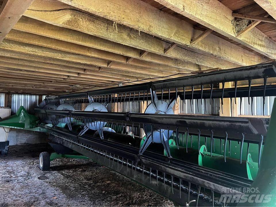 John Deere 925 Combine harvester heads