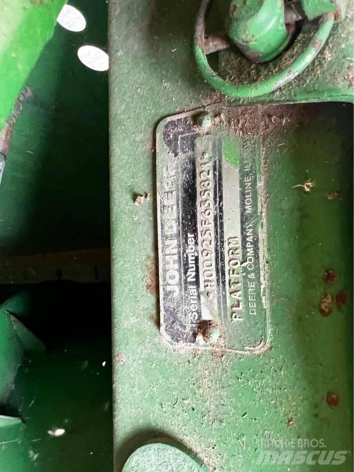 John Deere 925 Combine harvester heads