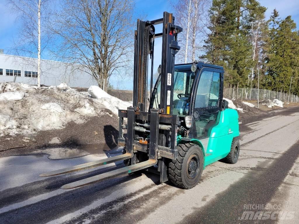 Mitsubishi FD50N Diesel trucks