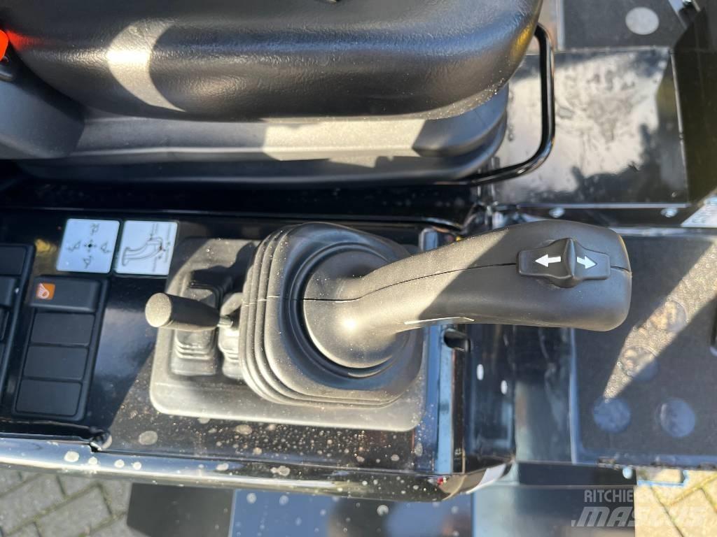 GiANT G2300 X-TRA HD Multi-purpose loaders