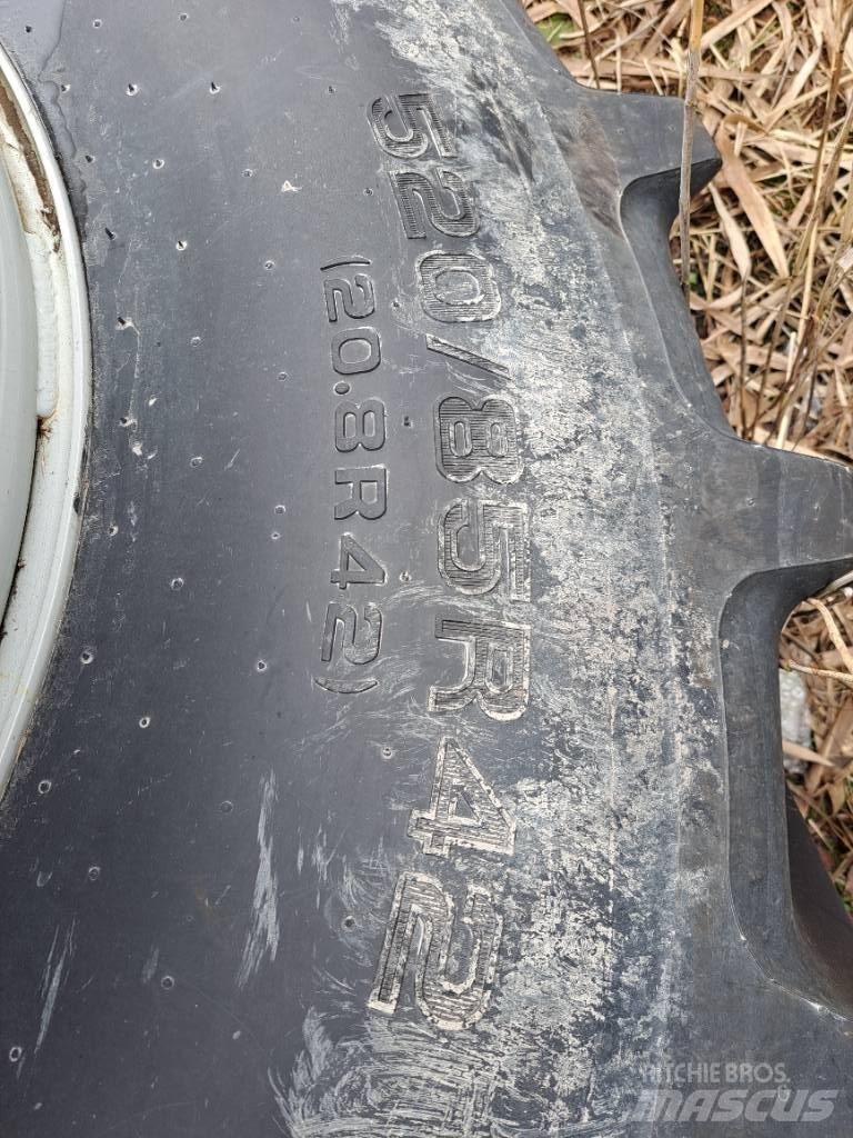  Paripyörät 520/85R42 Tyres, wheels and rims