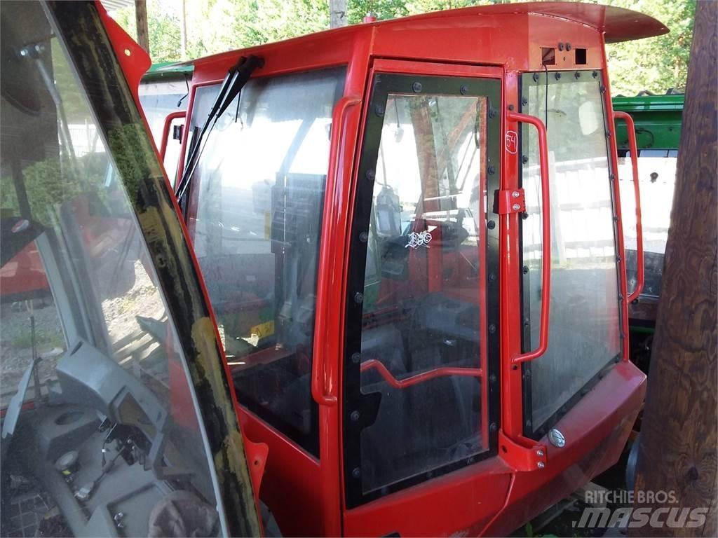 Komatsu 895 Cabins and interior