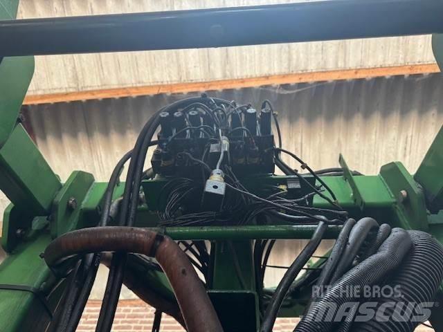 John Deere 832 Self-propelled sprayers