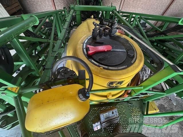 John Deere 832 Self-propelled sprayers
