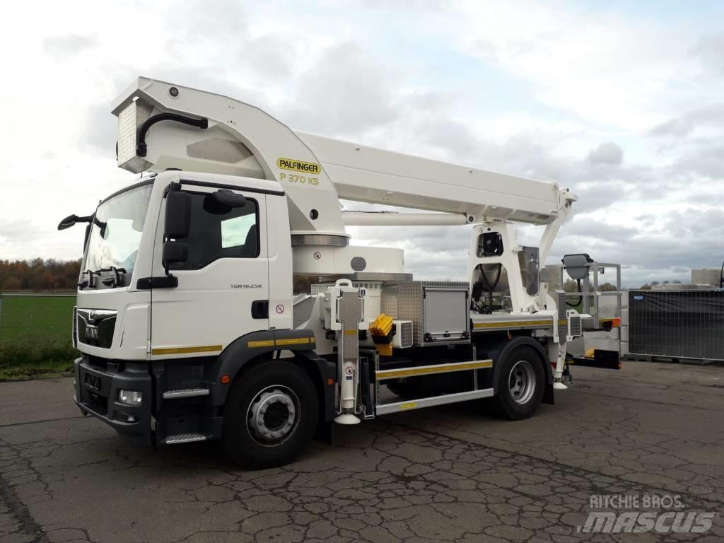 Palfinger P 370 KS Truck mounted platforms