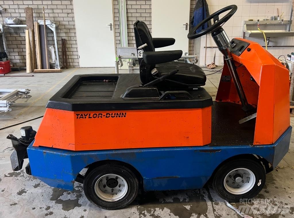 Taylor-Dunn C425 Tow truck