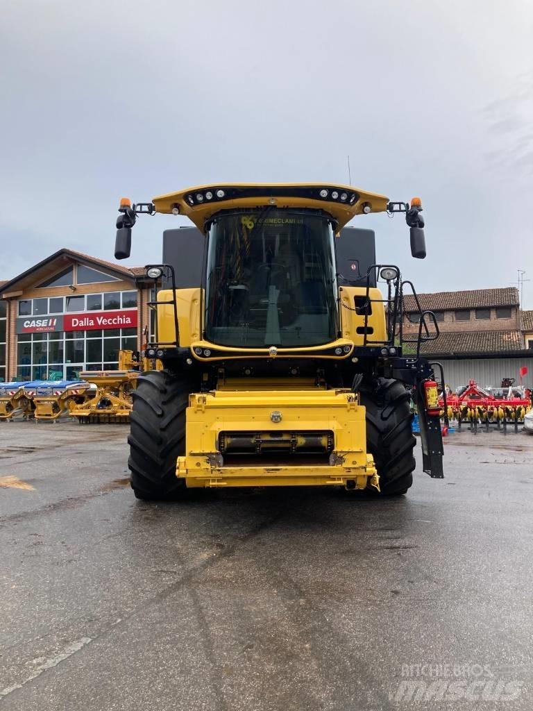 New Holland CR 8.90 Combine harvesters