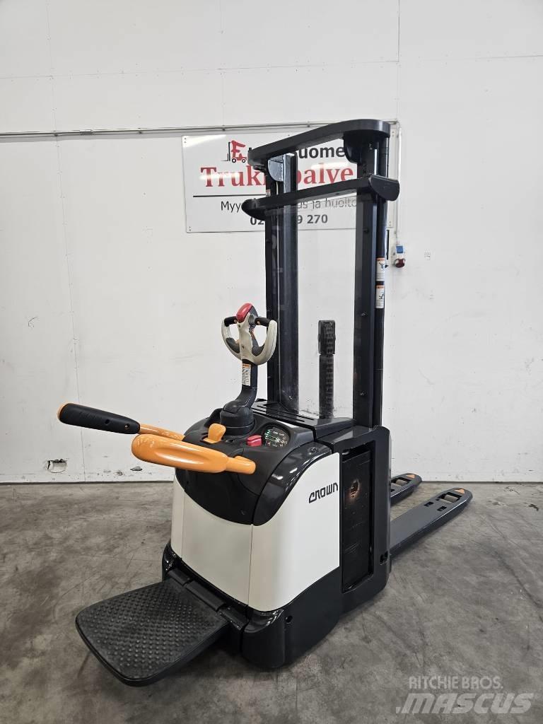 Crown ETi 4000 1.6 Self propelled stackers