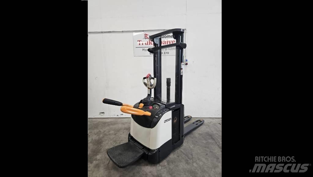 Crown ETi 4000 1.6 Self propelled stackers